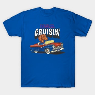 Humorous Funny and Cute Doxie Dachshund dog Cruising through the USA with a vintage car T-Shirt